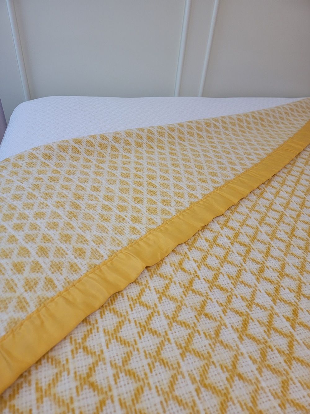 Vintage 80s 90s JC Penneys Woven Blanket Satin Trim Gold Diamond/Geometric USA